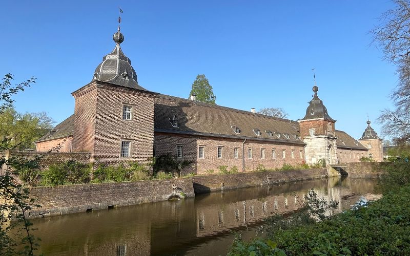 Schloss Heltorf in Angermund mit Wassergrabgen und drei Türmen