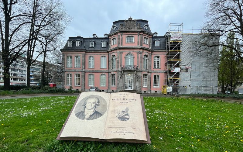 Das Schloss Jägerhof in Düsseldorf von Vorne