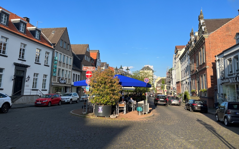 Der Kaiserswerther Markt mit dem Rathaus, Häusern und Bäumen