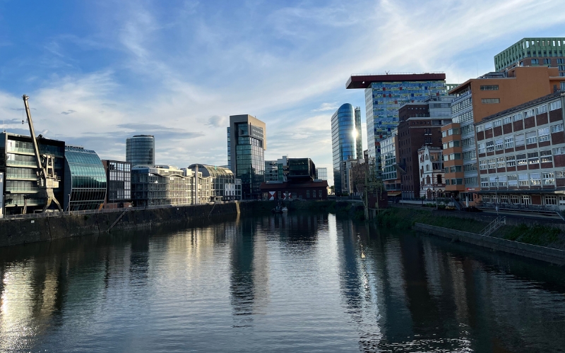 Blick auf den Südteil des Hafenbeckens im Medienhafen