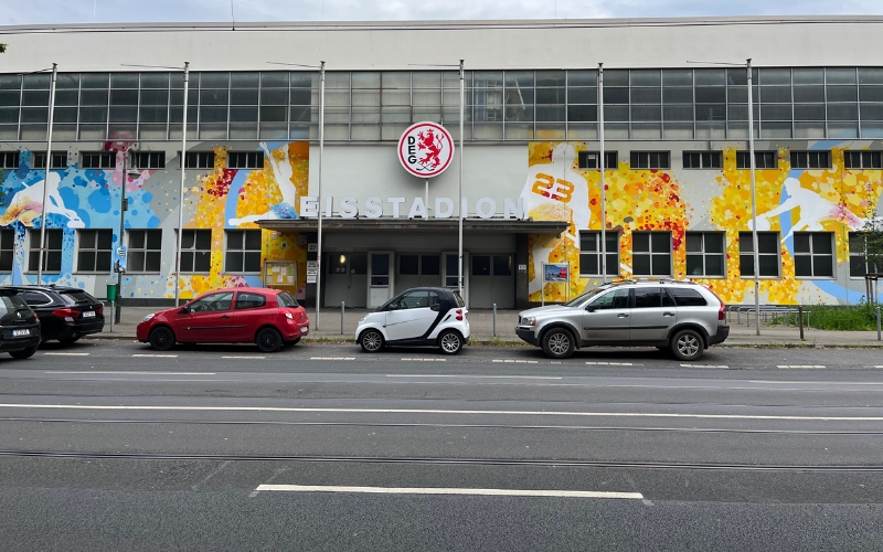 Das Eisstadion auf der Brehmstraße mit dem DEG-Logo in der Mitte