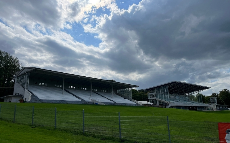 Blick auf die Tribüne der Galopprennbahn in Düsseldorf-Ludenberg