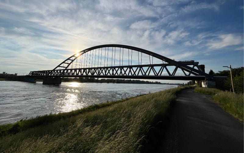 Hammer Eisenbahnbrücke mit dem Rhein