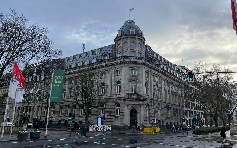 Blick auf den Bankenverband Nordrhein-Westfalen auf der westlichen Bankenseite