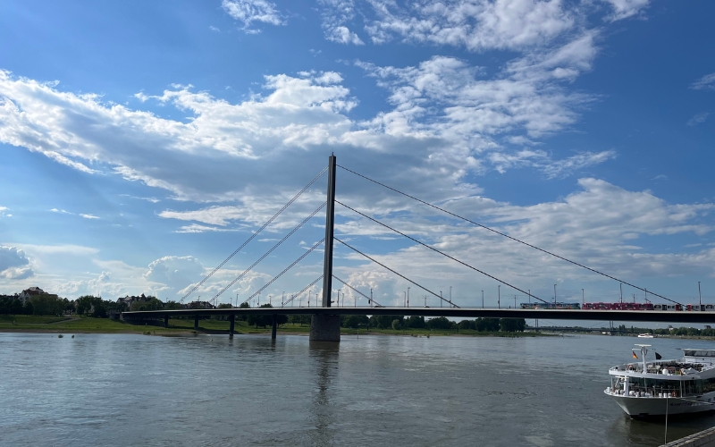 Die Oberkasseler Brücke und der Rhein 