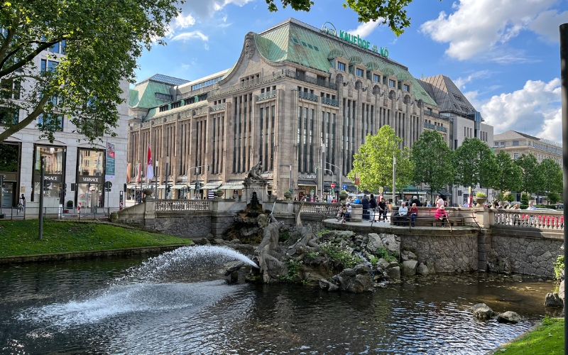 Der Tritonenbrunnen mit dem Warenhaus Tietz