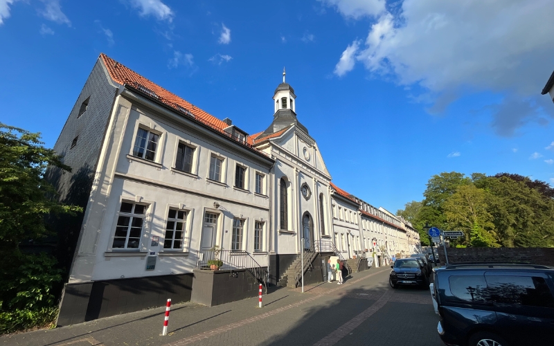 Die Evangelische Stadtkirche in weißer Farbe