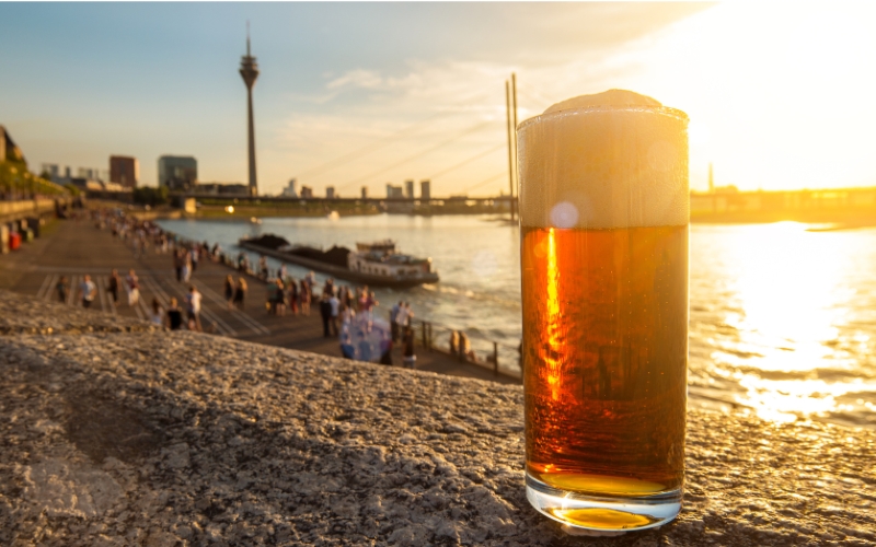 Traditionelles Altbier an der Rheinuferpromenade