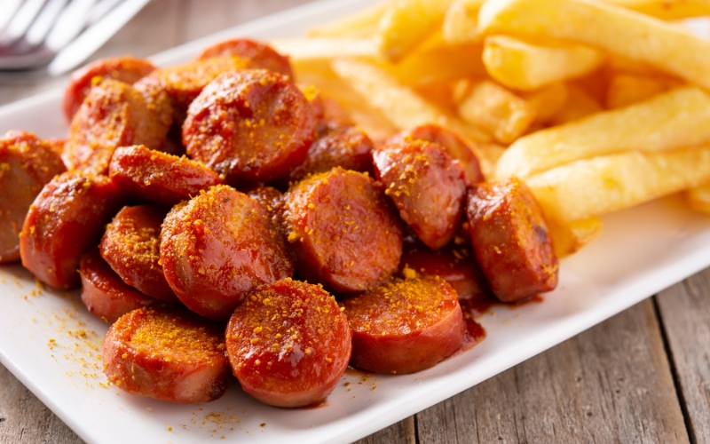 Feinste Currywurst mit Pommes, ein echter Imbissklassiker