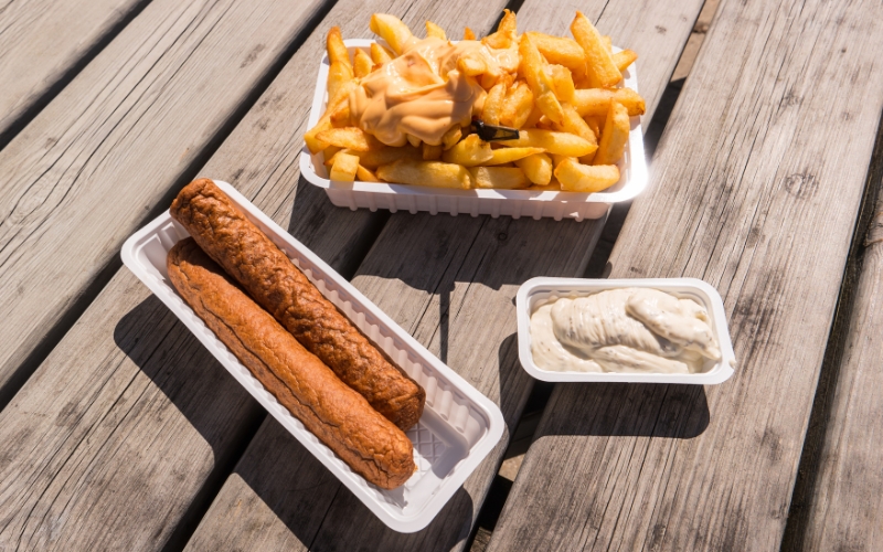 Niederländische Frikandel mit Pommes