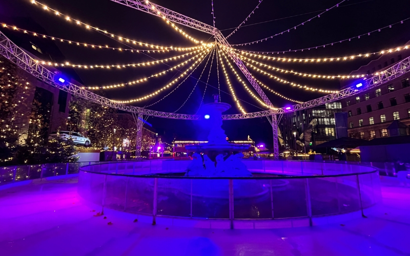 Beeindruckend ist die große Eisbahn im Winterland Kö on Ice