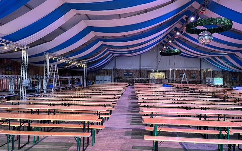 Blick in das 2.400 m² große Hauptfestzelt