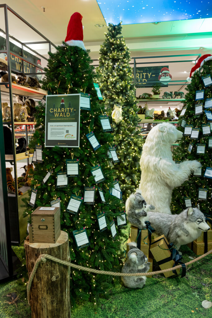 Mehrere Hundert Wunschzettel im GALERIA Charity Wald