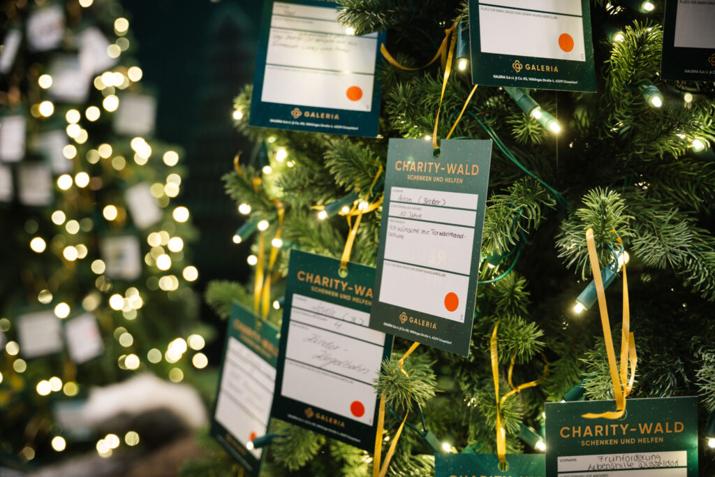 Die Wünsche der Kinder können zur Erfüllung einfach von den Bäumen genommen werden