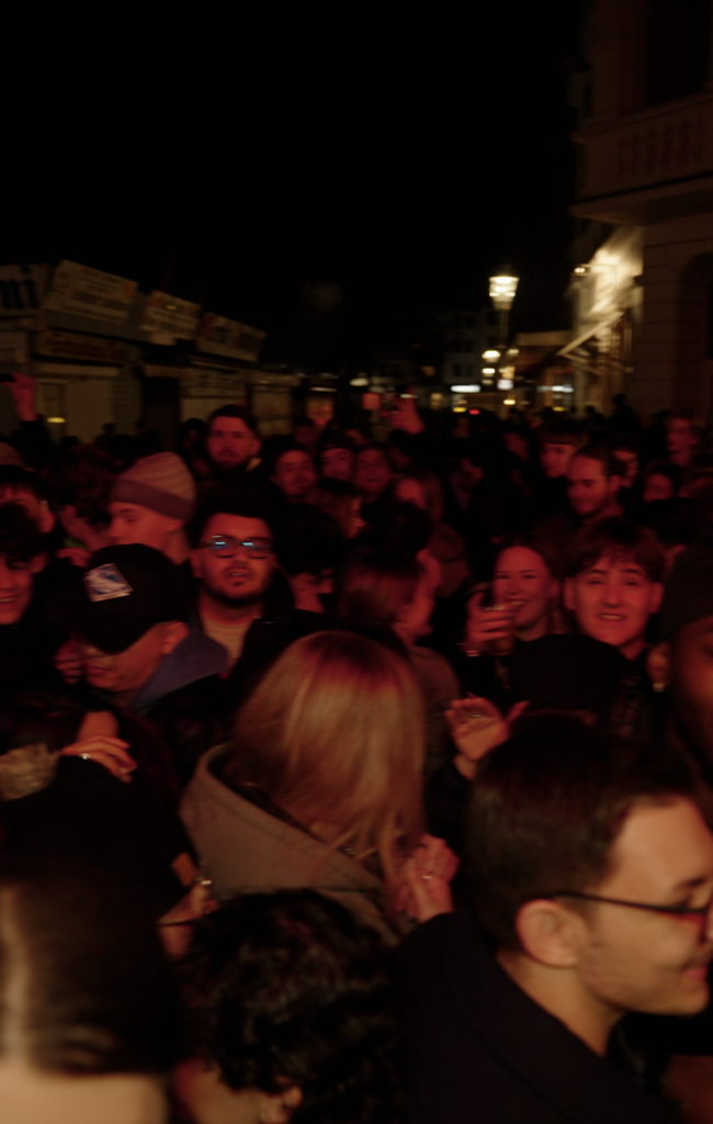 Die Stimmung der Party weitet sich auf den Platz aus 