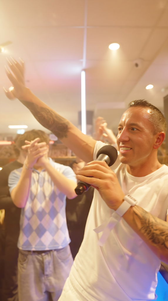 Clubatmosphäre bei Rewe David Hegemann. Der Eigentümer selbst am Mikrophon