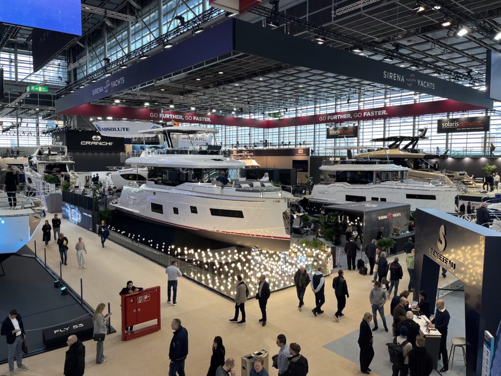 Imposanter Anblick der Yachten in Halle 6