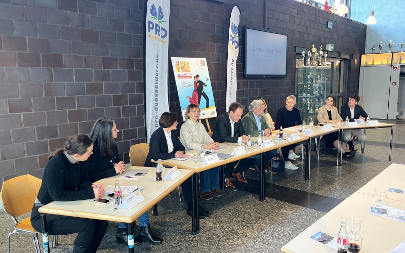In der Pressekonferenz musste sich insbesondere Oberbürgermeister Dr. Stephan Keller den kritischen Fragen stellen 
