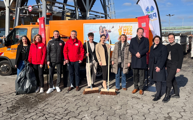 Ein vielfältiges Team hat feierlich die Kampagne für 2026 ins Leben gerufen