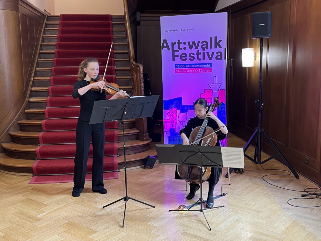 Musikalische Inszenierung durch Schülerinnen der Clara-Schumann-Musikschule während der Pressekonferenz in der Villa Horion