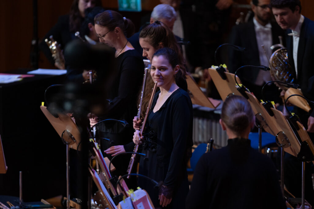 Flötistin Lilja Steininger mit ihrem Instrument im Orchester der Düsseldorfer Symphoniker