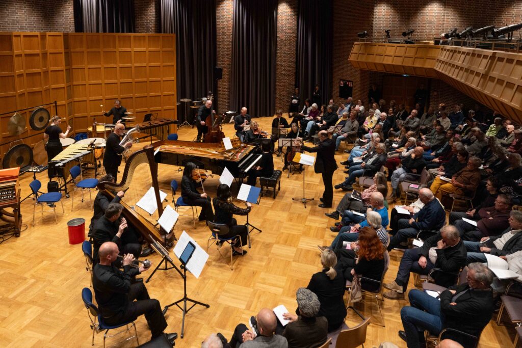 Musikerinnen und Musiker des notabu.ensemble neue musik bei einem Konzert vor Publikum in einem Saal